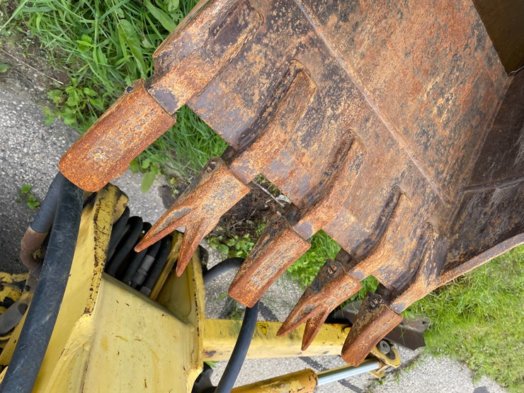 new-holland-lb75b-image-33