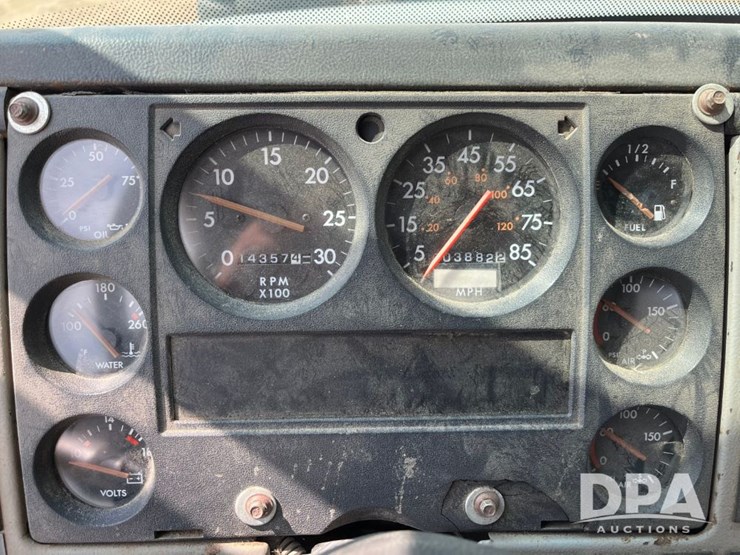 2000-freightliner-fl70-image-54