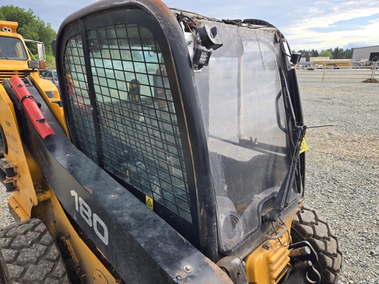 2010-jcb-180-image-35