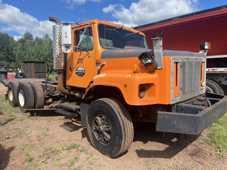 #2688-•-1998-navistar-2674-6x4-day-cab-truck-tractor-image-8