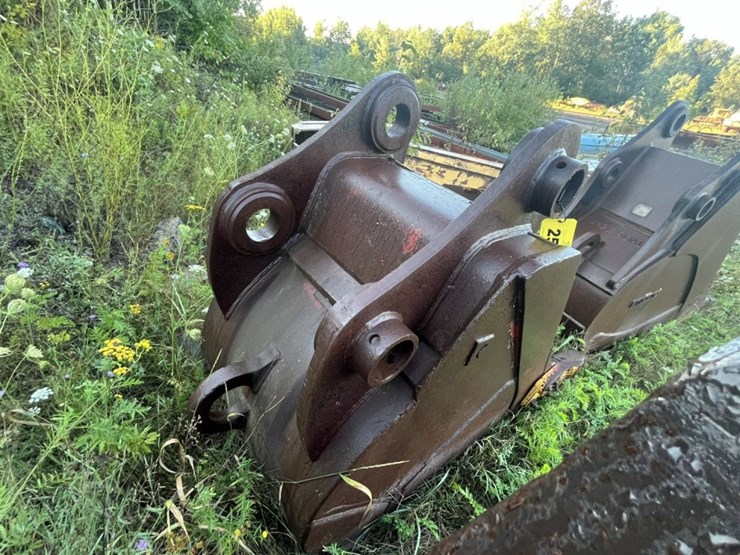 #2537-•-approx-36“-excavator-bucket-image-2