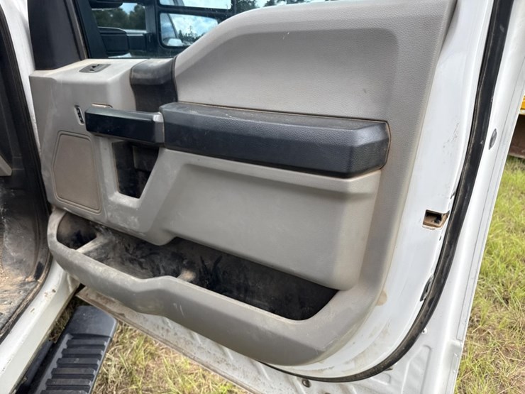 2020-ford-f550-image-34