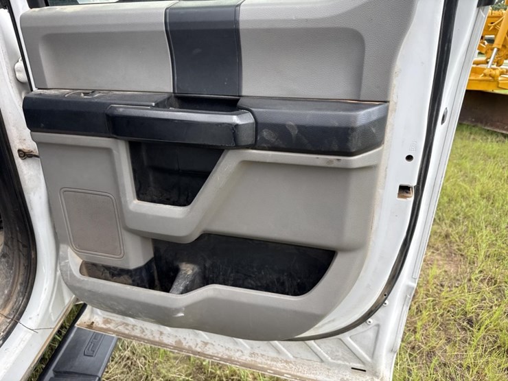 2020-ford-f550-image-32