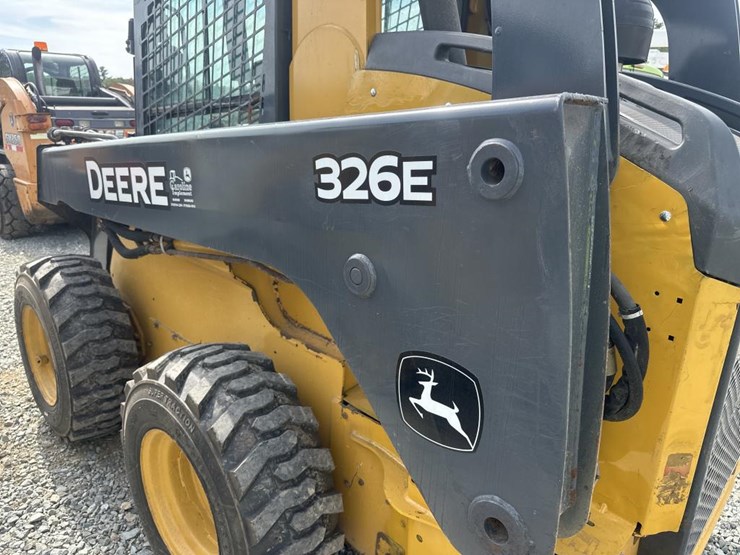 2014-deere-326e-image-15