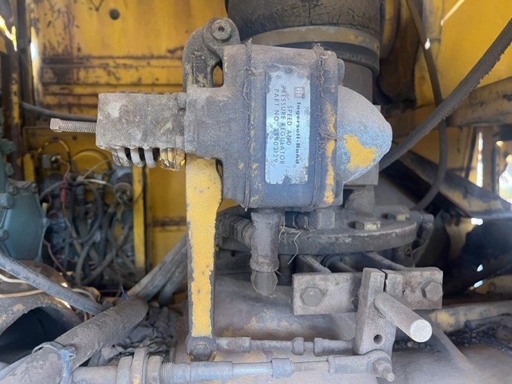 #2685-•-ingersoll-rand-xl1200-towable-air-compressor-image-33