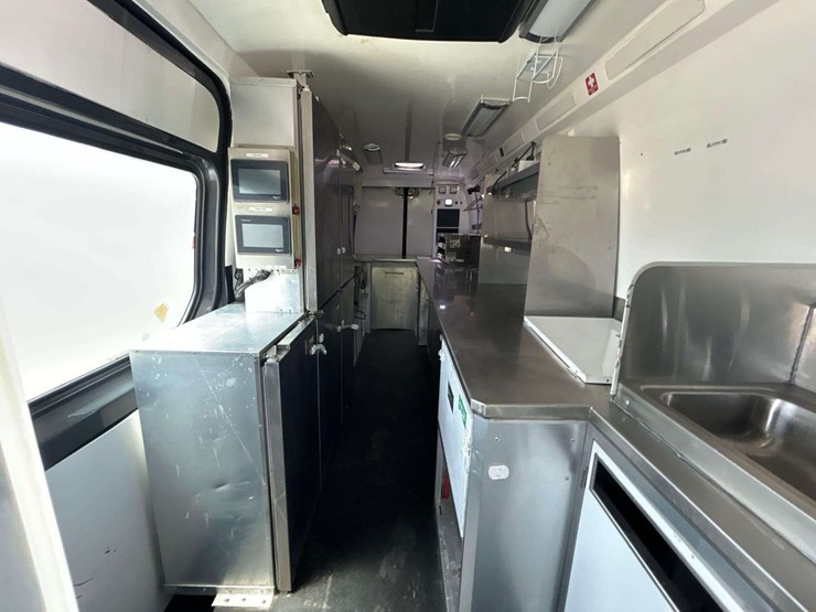 2021-mercedes-benz-sprinter-4500-image-19