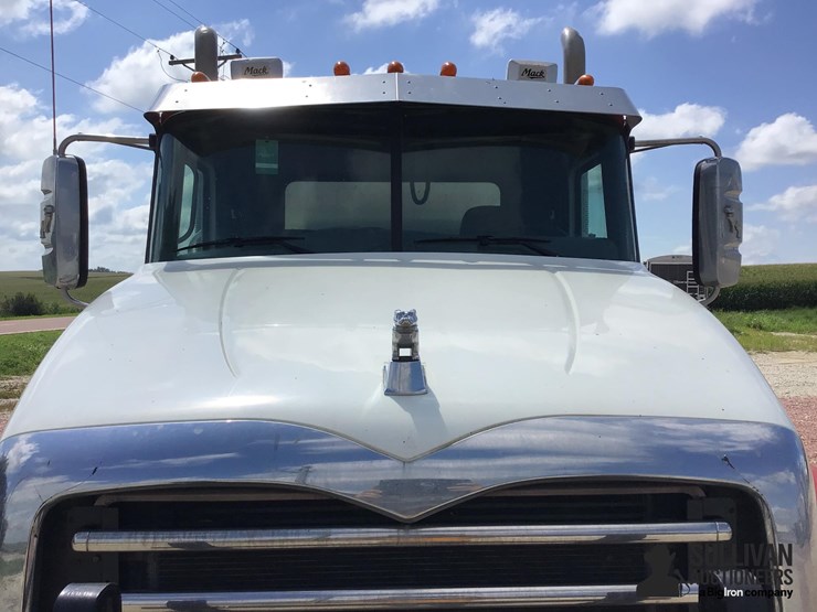2012-mack-granite-gu713-image-13