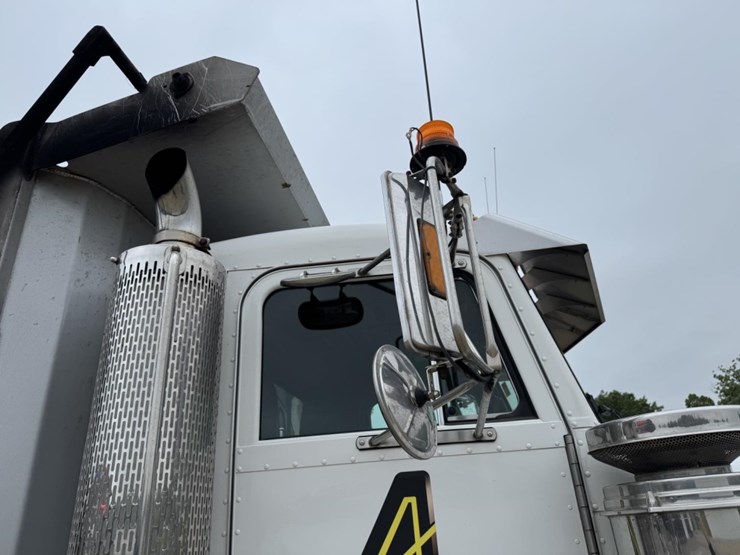 1995-peterbilt-359-image-16
