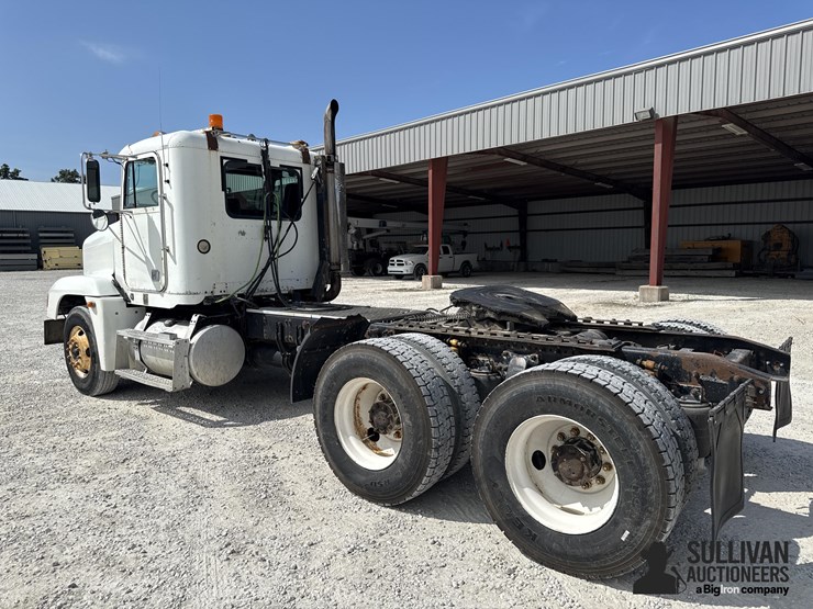 1998-freightliner-fld120-image-7