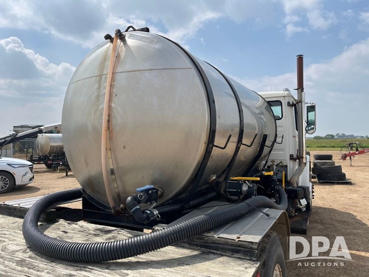 2000-freightliner-fl70-image-38