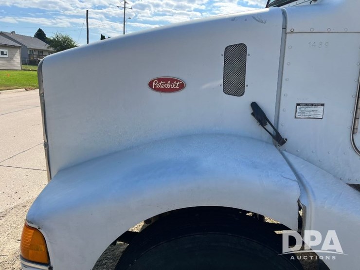 2000-peterbilt-385-image-13