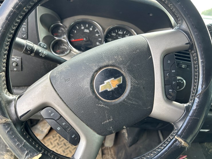 2014-chevrolet-3500-image-48