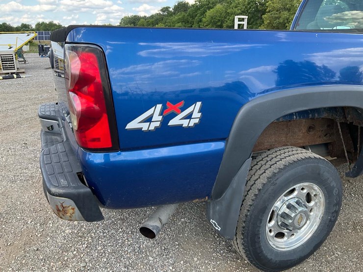 2004-chevrolet-k2500-image-43