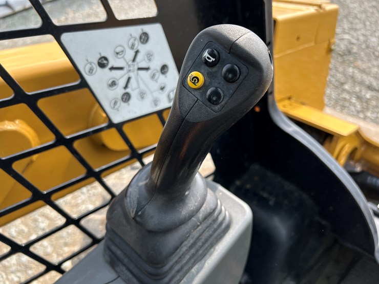 2021-caterpillar-236d3-image-41