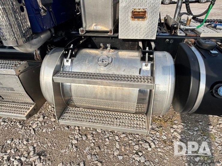 2019-peterbilt-567-image-28