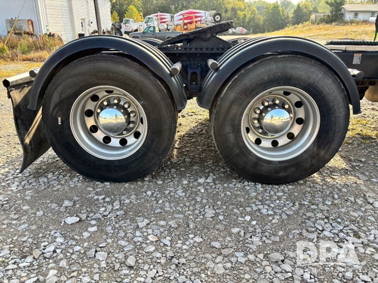 2019-peterbilt-567-image-43