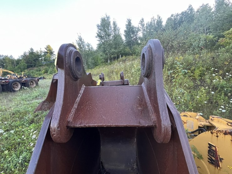 #2538-•-approx-28“-excavator-bucket-image-6