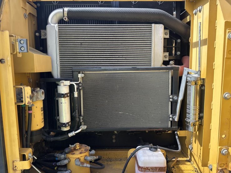 2011-caterpillar-320d-image-51
