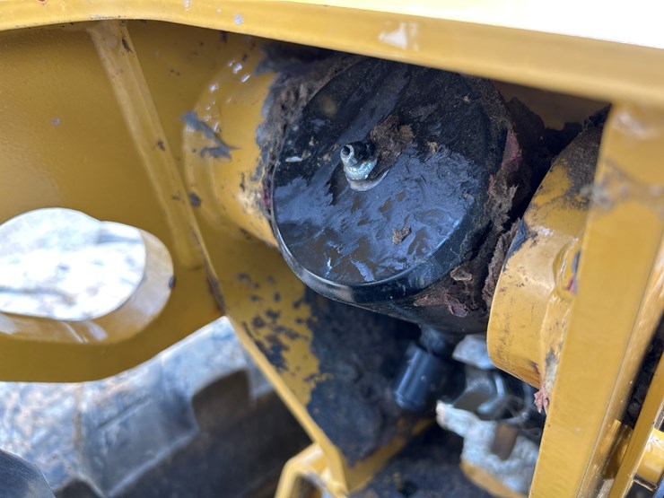 2021-caterpillar-236d3-image-12