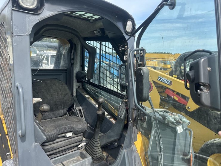 2014-deere-326e-image-34