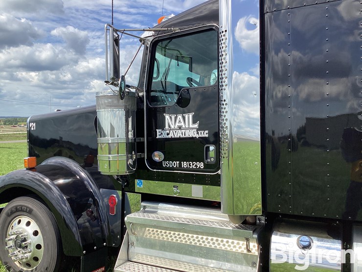 2024-kenworth-w900l-image-9