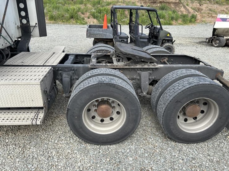 #5003-•-2009-freightliner-sleeper-cab-truck-tractor-image-9