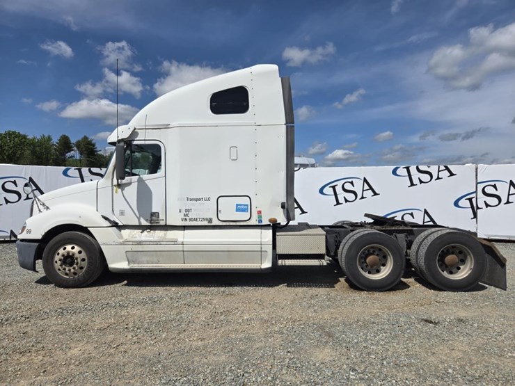#5003-•-2009-freightliner-sleeper-cab-truck-tractor-image-2