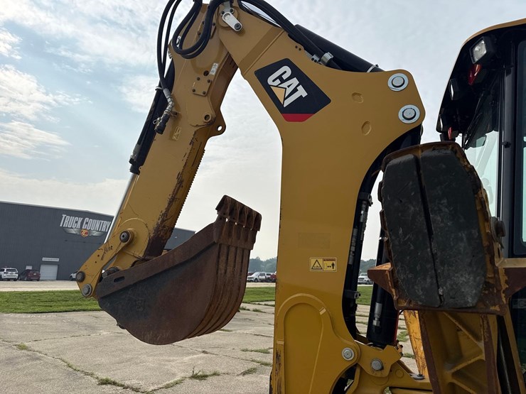 2019-caterpillar-440-image-11