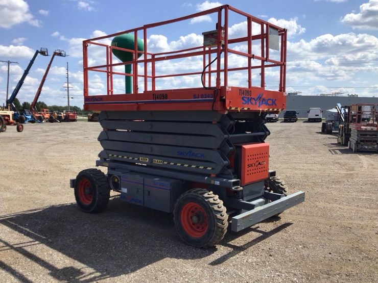 2006-skyjack-sj8243rt-image-10