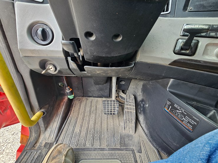 2019-freightliner-cascadia-126-image-65