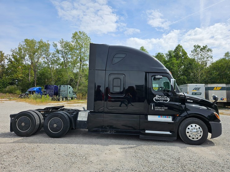 2018-freightliner-cascadia-126-image-22