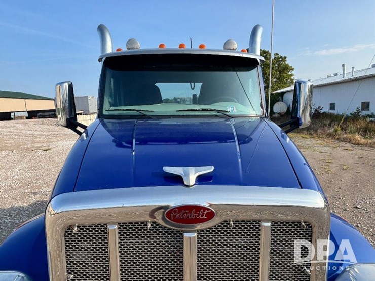 2019-peterbilt-567-image-22