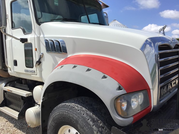 2012-mack-granite-gu713-image-10