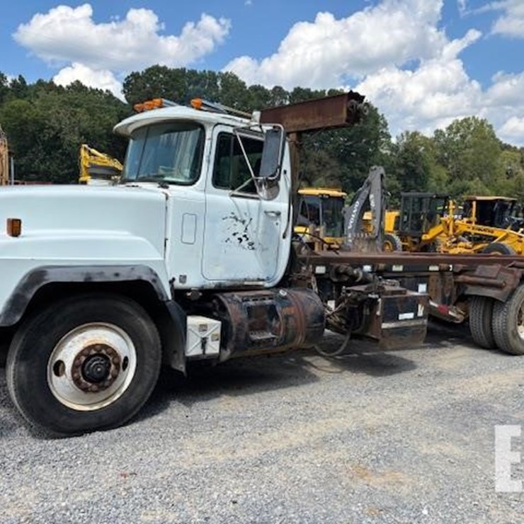 2001 MACK RD688S