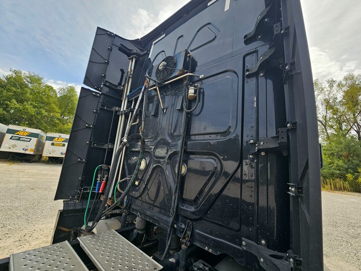 2018-freightliner-cascadia-126-image-99