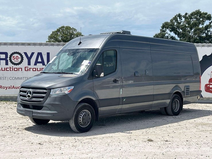 2021-mercedes-benz-sprinter-4500-image-1