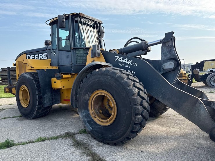 2016-deere-744kii-image-7
