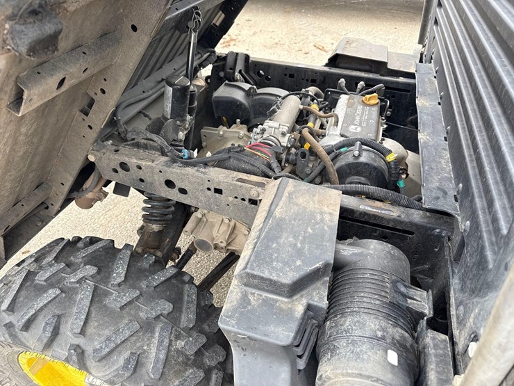2020-john-deere-gator-image-13