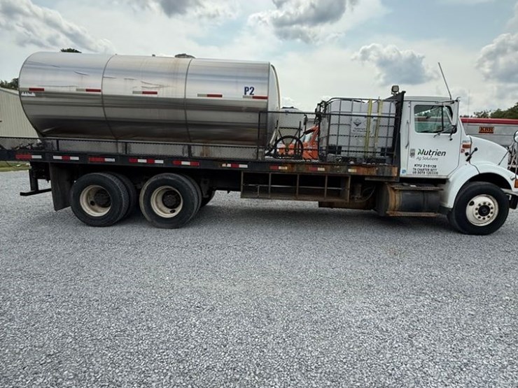 2000-ihc-8100-liquid-nurse-truck-(pz13911,-unit-22041)-image-1