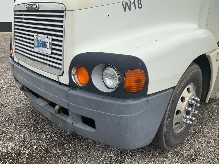 2000-freightliner-flc120-image-17