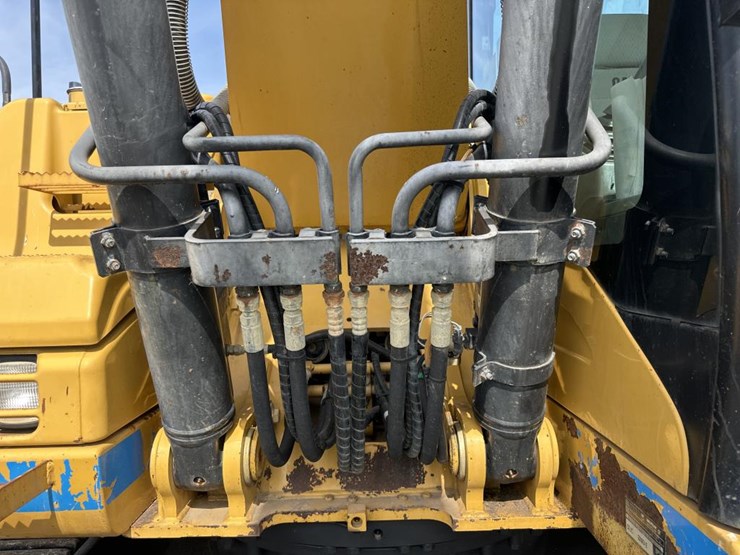 2011-caterpillar-320d-image-36