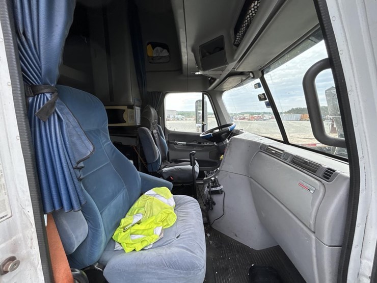 #5003-•-2009-freightliner-sleeper-cab-truck-tractor-image-34