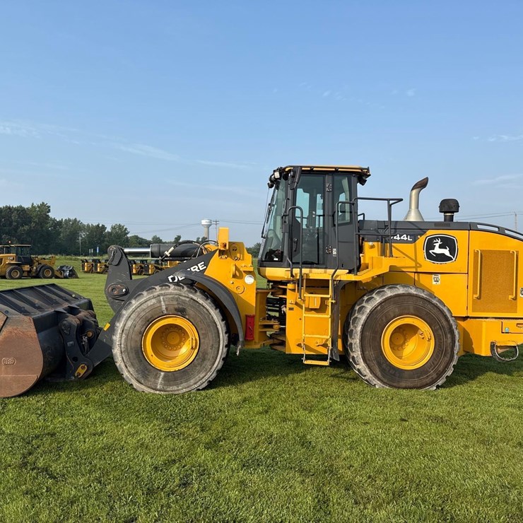 2019 DEERE 744L