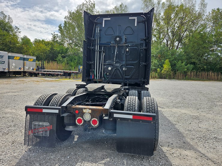 2018-freightliner-cascadia-126-image-15