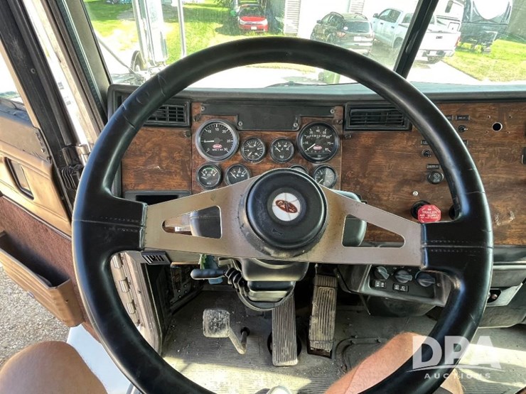 2000-peterbilt-385-image-47