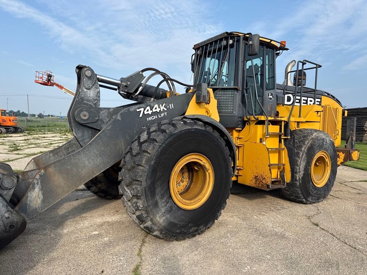 2016-deere-744kii-image-2