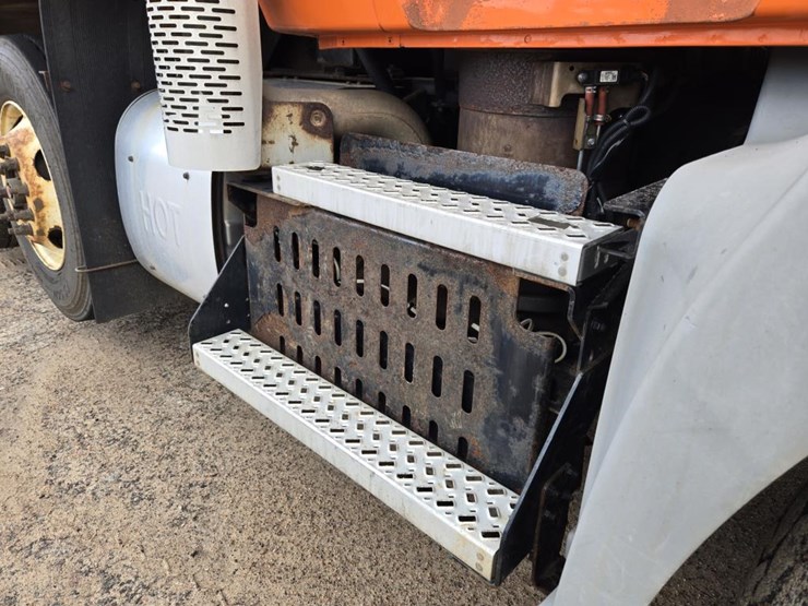 2015-mack-granite-gu813-image-21