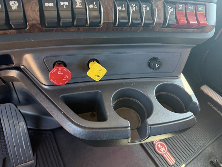 2023-kenworth-w990-image-12