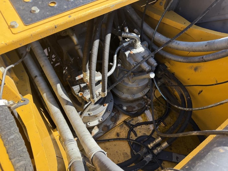 2020-deere-670g-lc-image-19