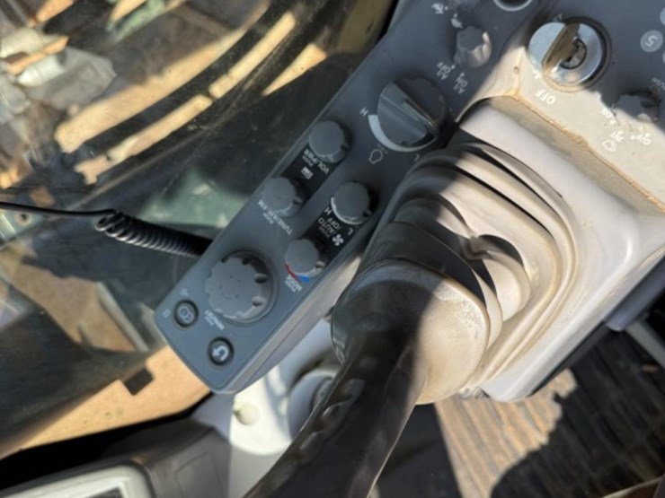 2020-deere-670g-lc-image-26